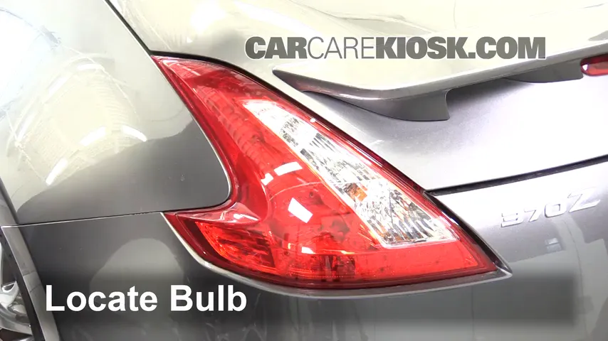 2016 Nissan 370Z 3.7L V6 Coupe Éclairage Feu clignotant arrière (remplacer l'ampoule)